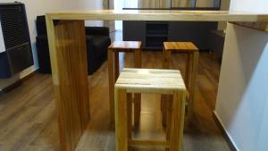 a kitchen with two stools and a counter top at Punto733 loft in Trevelín +6 photos