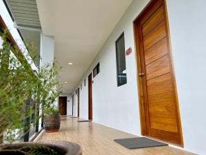 San Jose del MonteThe Grounds Hotel的木门房子的走廊