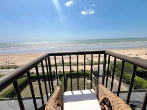 a balcony with a view of the beach at Appartement en bord de mer, 1 chambre, 4 couchages, parking privé - FR-1-361-570 in Jullouville-les-Pins