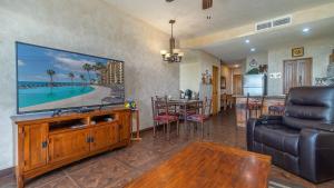 ein Wohnzimmer mit einem großen Flachbildfernseher in der Unterkunft Sonoran Sea in Campo del Medio