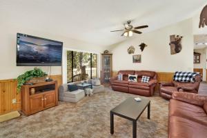 ein Wohnzimmer mit Ledermöbeln und einem Flachbild-TV in der Unterkunft Rutter Family Retreat #2482 in Sugarloaf