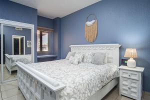 ein Schlafzimmer mit einem weißen Bett und einer blauen Wand in der Unterkunft Sonoran Sun in Campo del Medio + 18 Fotos