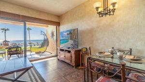 ein Esszimmer mit Tisch und Blick auf das Meer in der Unterkunft Sonoran Sea in Campo del Medio