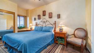 ein Schlafzimmer mit einem blauen Bett und einem Stuhl in der Unterkunft Sonoran Sea in Campo del Medio + 17 Fotos