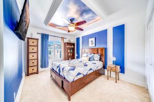 フォート・ローダーデールにある5BR Luxury Mins to Las Olas, Shops and Beachのベッドと天井扇風機のある寝室 +38枚の写真