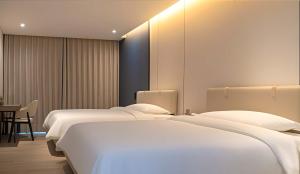 Voodi või voodid majutusasutuse 云泊夜酒店浦东机场店Yunboye Hotel Shanghai Pudong Airport Branch toas