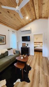 ein Wohnzimmer mit Sofa und Tisch in der Unterkunft Oak and Agave House - Downtown New Braunfels Retreat in New Braunfels