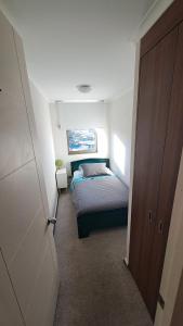 a small bedroom with two beds and a window at Aníbal Pinto Apartment 2D 2B in Concepción +1 photo