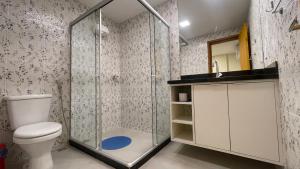 a bathroom with a toilet and a shower at Caminho de Itacoatiara in Niterói