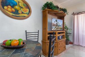 a dining room with a table with a bowl of fruit at Marina Pinacate in Puerto Peñasco