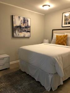 Un dormitorio con una cama grande y un cuadro en la pared. en Best Spot Lauderdale Beach, Eats and Las Olas, en Fort Lauderdale