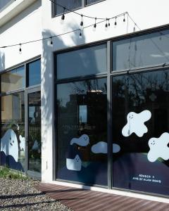 a store front with a display window with ghosts at 緩慢大鵬灣 in Donggang