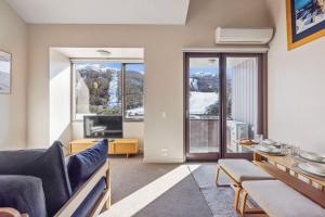 Χώρος καθιστικού στο Squatters Run 20