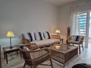 Uma área de estar em Colibri Beach Villas