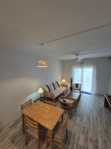 Uma área de estar em Colibri Beach Villas