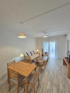 Uma área de estar em Colibri Beach Villas