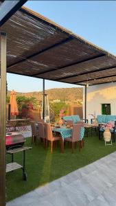 スーダーにあるSeventies السبعيناتの- パティオ(天蓋付きのテーブルと椅子付)