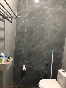 a bathroom with a black marble wall at Garden view homestay fully furnished new in Jabalpur
