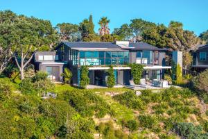 una vista aérea de una casa en Clifftop Sanctuary - Stay Waiheke, en Oneroa