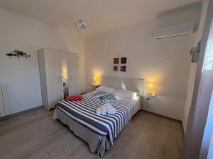 a bedroom with a bed with two towels on it at Casa Le Cicale in Porto Istana