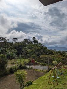 ein leerer Park mit einer Schaukel im Rasen in der Unterkunft Alojamiento el Mirador in Tapantí + 9 Fotos