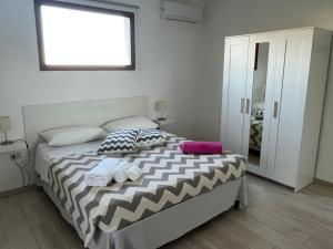a bedroom with a bed with towels on it at Casa Le Cicale in Porto Istana