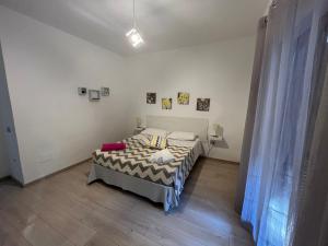 a bedroom with a bed in a room at Casa Le Cicale in Porto Istana