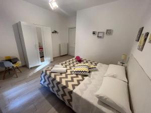 a bedroom with a large bed in a room at Casa Le Cicale in Porto Istana