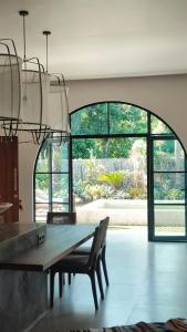 ロビナにあるVilla Cactus is far from home but like your home Villa Cactus 3 BR isn't just a tropical villa in the heart of a coconut grove it's a feeling Next door Villa Sungai also offers 2 BR and 1 Bungalow Ability to accommodate 12 peopleのテーブルと椅子と窓のあるダイニングルーム +41枚の写真