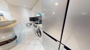 Kuchyňa alebo kuchynka v ubytovaní Grand appartement lumineux
