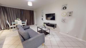Televízia a/alebo spoločenská miestnosť v ubytovaní Grand appartement lumineux