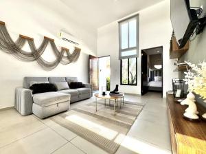 una sala de estar con un sofá y una mesa en Casa Saasil with Starlink & Private Pool, en Progreso