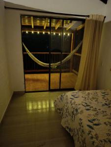 une chambre avec un lit et une grande fenêtre dans l'établissement La cabaña - Finca los Martinez, à Támesis