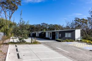 a house in the suburbs with a parking lot at Modern 2 Bed Apartment with BBQ - 6 Min walk to beach in Callala Beach