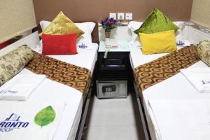Rúm í herbergi á Philippine Manila Motel 8F MIRADOR