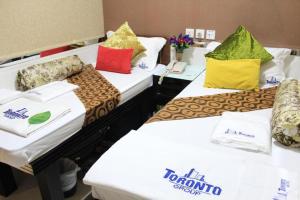 Rúm í herbergi á Philippine Manila Motel 8F MIRADOR
