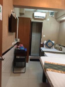 Rúm í herbergi á Philippine Manila Motel 8F MIRADOR