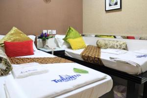 Rúm í herbergi á Philippine Manila Motel 8F MIRADOR