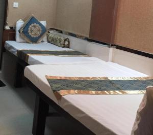 Rúm í herbergi á Philippine Manila Motel 8F MIRADOR