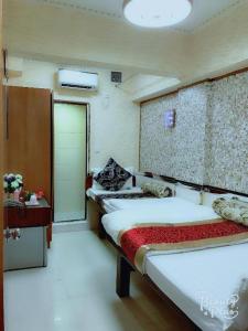 una camera con due letti e una porta per una stanza di Philippine Manila Motel 8F MIRADOR a Hong Kong Altre 17 foto