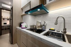 een keuken met een spoelbak en een fornuis bij The Literature'N Central Hotel and Travel Ha Noi 177 in Hanoi