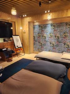 pokój z dwoma łóżkami i obrazem na ścianie w obiekcie Acube Hotel Dongdaemun w Seulu