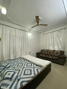 Ένα ή περισσότερα κρεβάτια σε δωμάτιο στο kashi yatra FAMILY home stay