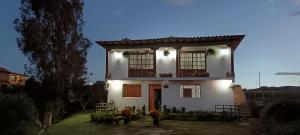 Estación El SaltoにあるCasa san Antonioの白い家