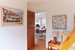 Una sala de estar con un cuadro de un coche. en Lohr Ave Holiday Home, en Inverloch