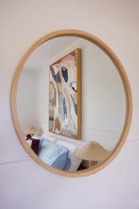 espejo en la pared con cama en la habitación en Lohr Ave Holiday Home, en Inverloch 14 fotos más