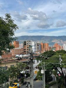 vistas a una ciudad con edificios y coches en Casa La 35, en Medellín 7 fotos más