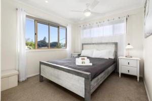 Katil atau katil-katil dalam bilik di Creekside Coastal Escape on Hungerford