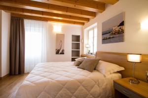 um quarto com uma cama grande e uma janela em Hotel All'Arco em Trieste