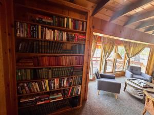 un salon avec une étagère remplie de livres dans l'établissement Wishon Lake Front, Price Reduced, 3day Min, à Bass Lake 37 autres photos